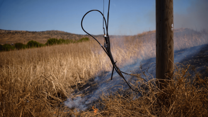La caduta di un cavo elettrico e la vegetazione secca per il caldo estremo tra le cause dell’incendio in Andalusia