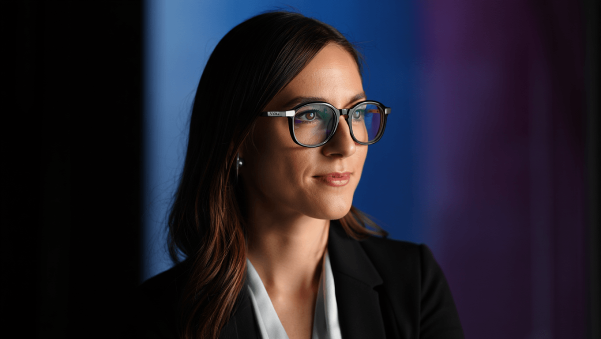 Femminile e autentica. Alessandra Amoroso nuova ambassador degli occhiali Yalea