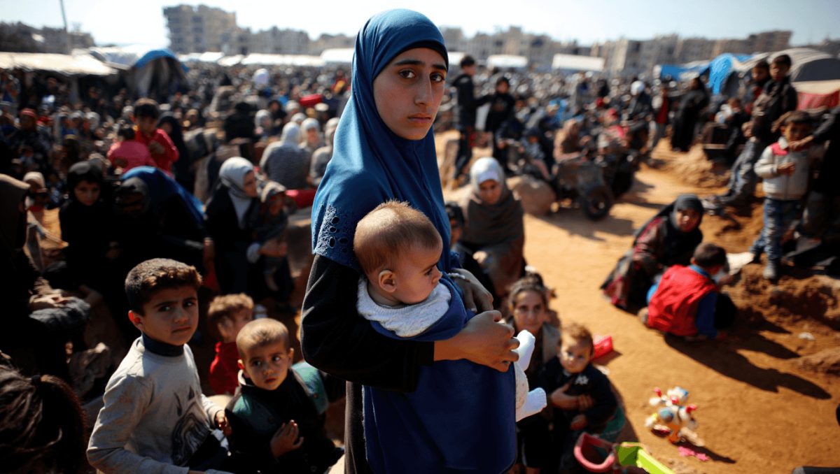 Libano, migliaia di persone non riescono a tornare a casa: i raid israeliani proseguono e uccidono