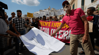L’ok del governo a un resort extralusso anche a Ostuni nonostante i no di Soprintendenza e Regione. Ambientalisti ricorrono al Tar, Bonelli: “Meloni vende la costa agli stranieri”