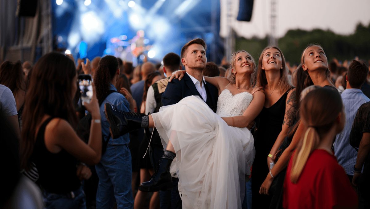 Prima si sposa, poi corre al concerto di Ultimo (con l'abito ancora addosso): «Ho cambiato solo le scarpe. Mio marito? L'ho lasciato con gli amici»