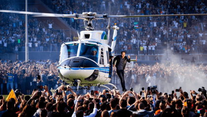 Ultimo, da Chanel e Isabel Totti a Florenzi, Petagna, Victoria Mihajlovic e la fidanzata Jacqueline: quanti personaggi per il concerto dei record