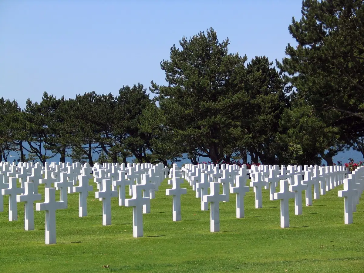 Cimitero militare su montagna con croci bianche al tramonto, paesaggio Appennino
