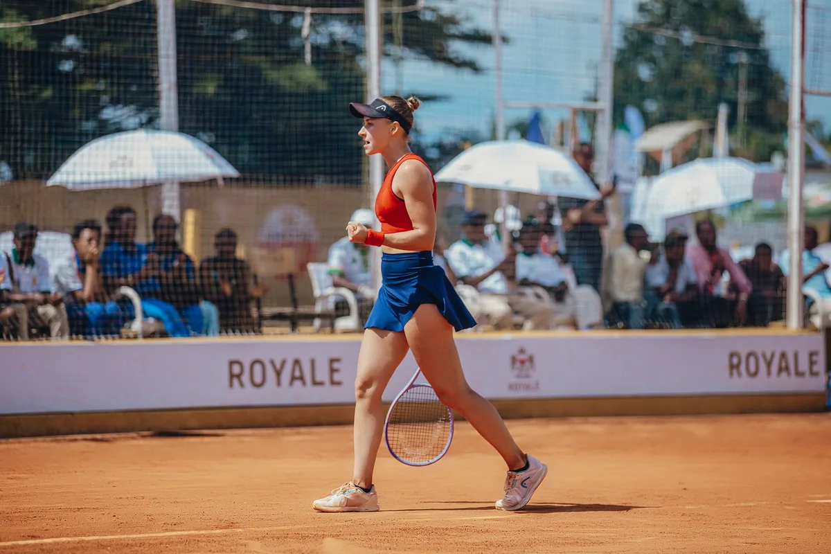 Giocatore di tennis festeggia una vittoria su cemento durante una partita