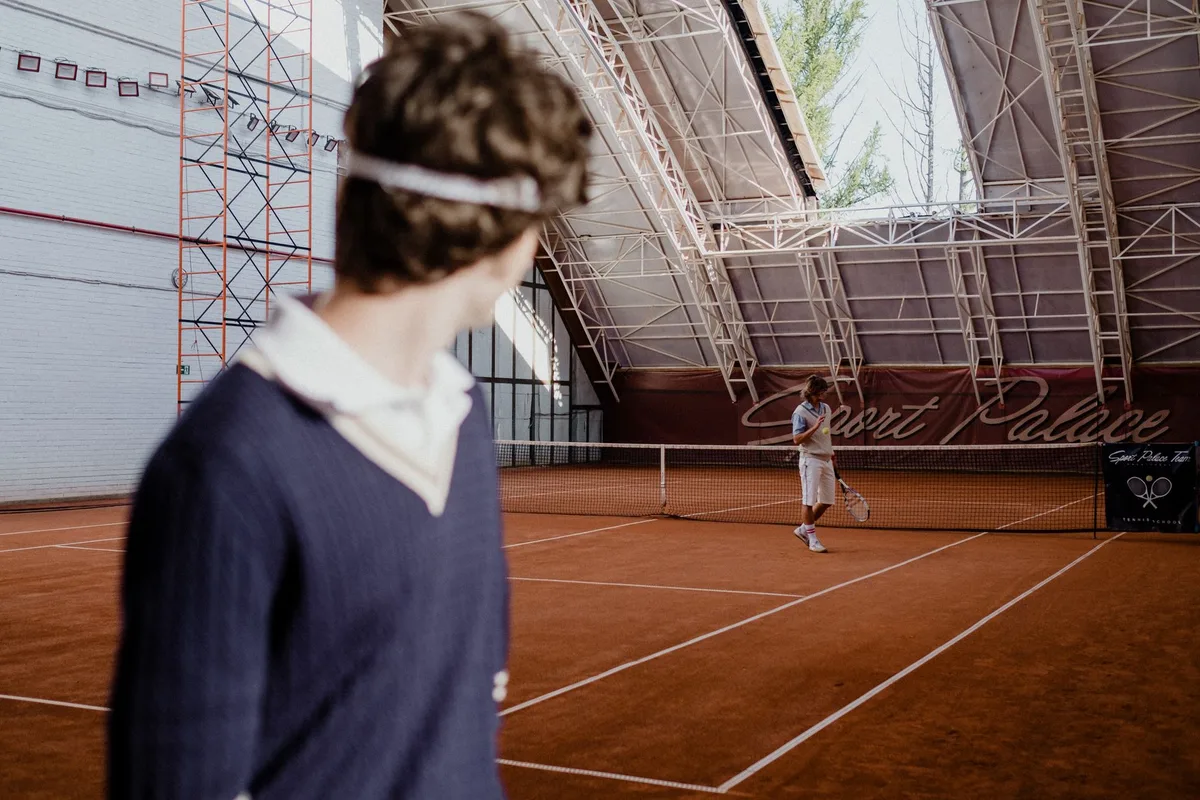Due giocatori di tennis su cemento durante una partita competitiva