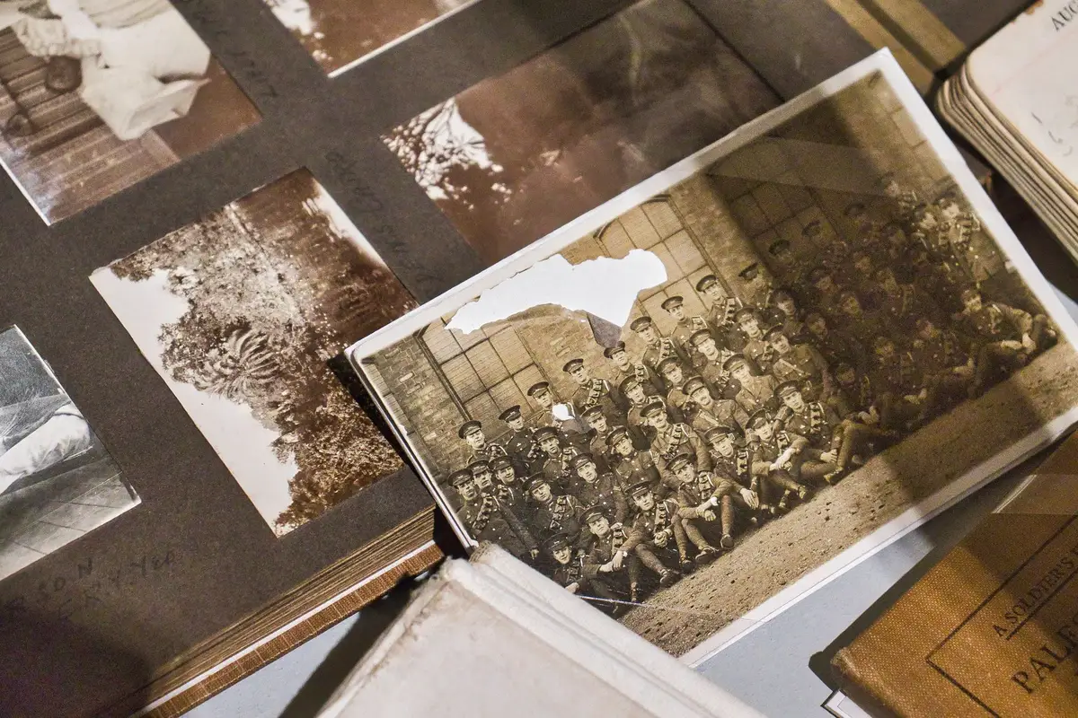 Vecchie fotografie e documenti su una scrivania per verificare i ricordi