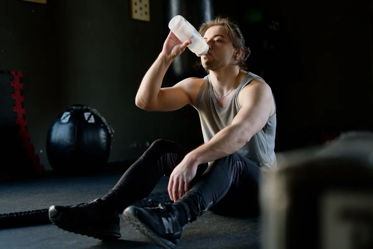 Persona che beve acqua fresca durante una giornata di caldo intenso