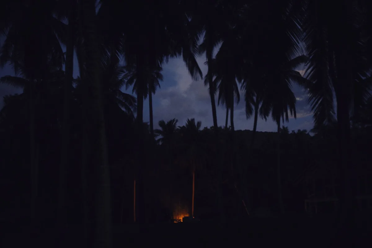 Termometro che segna temperature elevate durante una notte tropicale