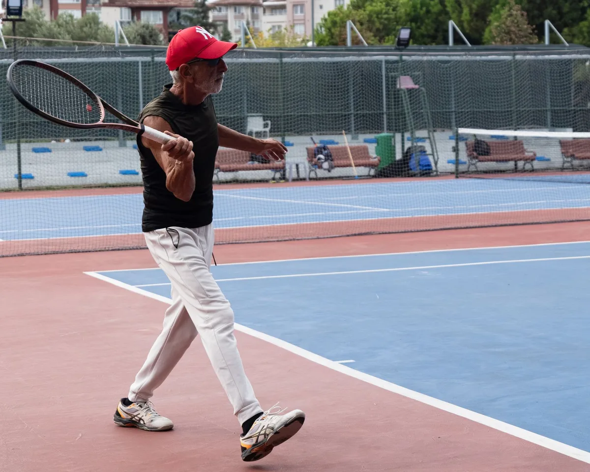 Tennista che si ritira dal match stringendo la mano all'avversario in campo