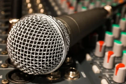 Regia televisiva con mixer audio e monitor durante una trasmissione in diretta