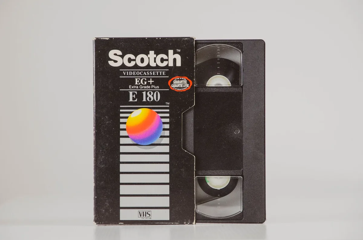 Set di produzione cinematografica degli anni 80 con attrezzature e troupe