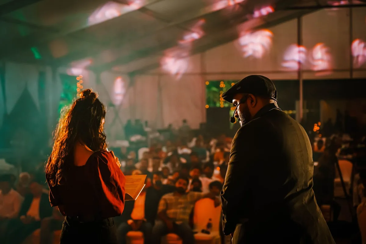 Giornalista che parla davanti a un pubblico durante un festival