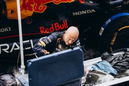 Tecnici di un team di Formula 1 al lavoro intorno a una monoposto durante sessioni tecniche in pista.