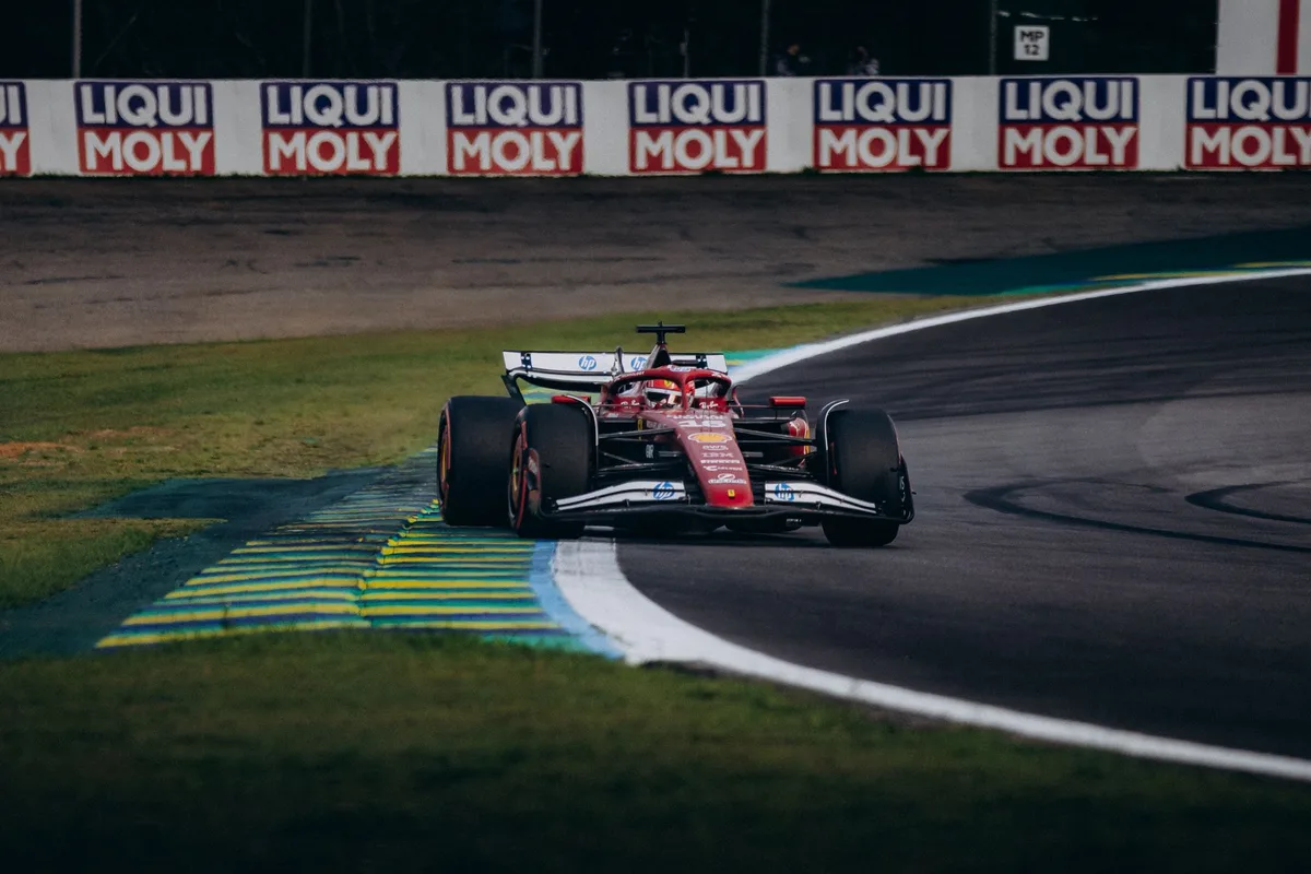 Monoposto di Formula 1 in curva ad alta velocità su circuito olandese con spalti sullo sfondo