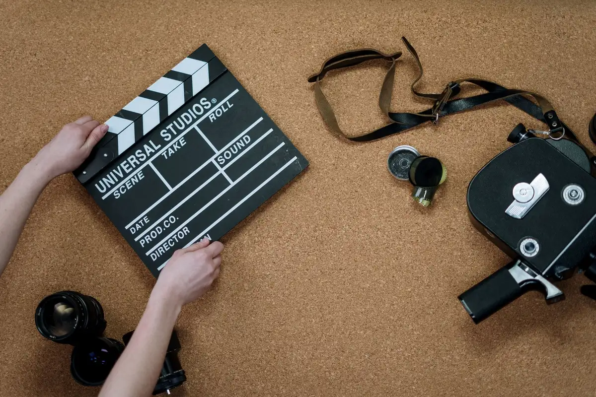 Ufficio di produzione cinematografica con attrezzature e archivi di film, simbolo dell'attività industriale di Lucisano.