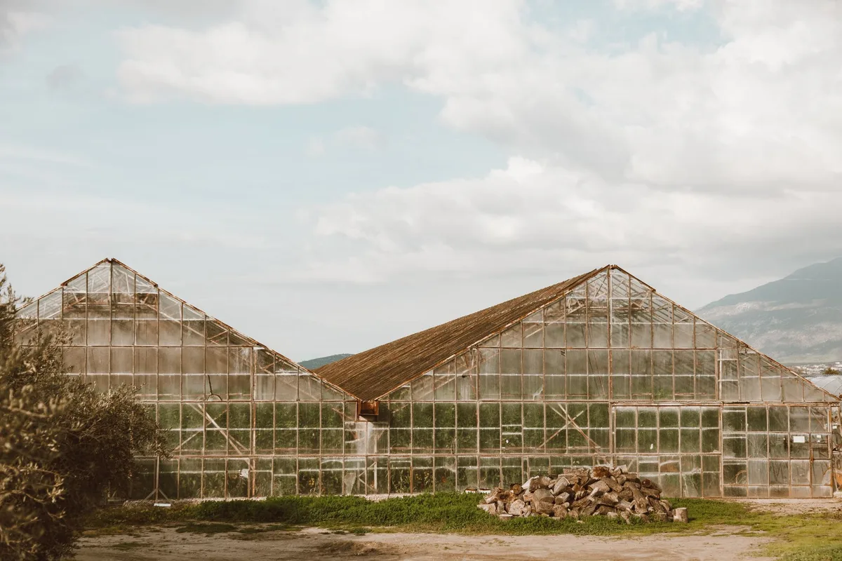 Serre agricole danneggiate e non funzionanti in ambiente rurale