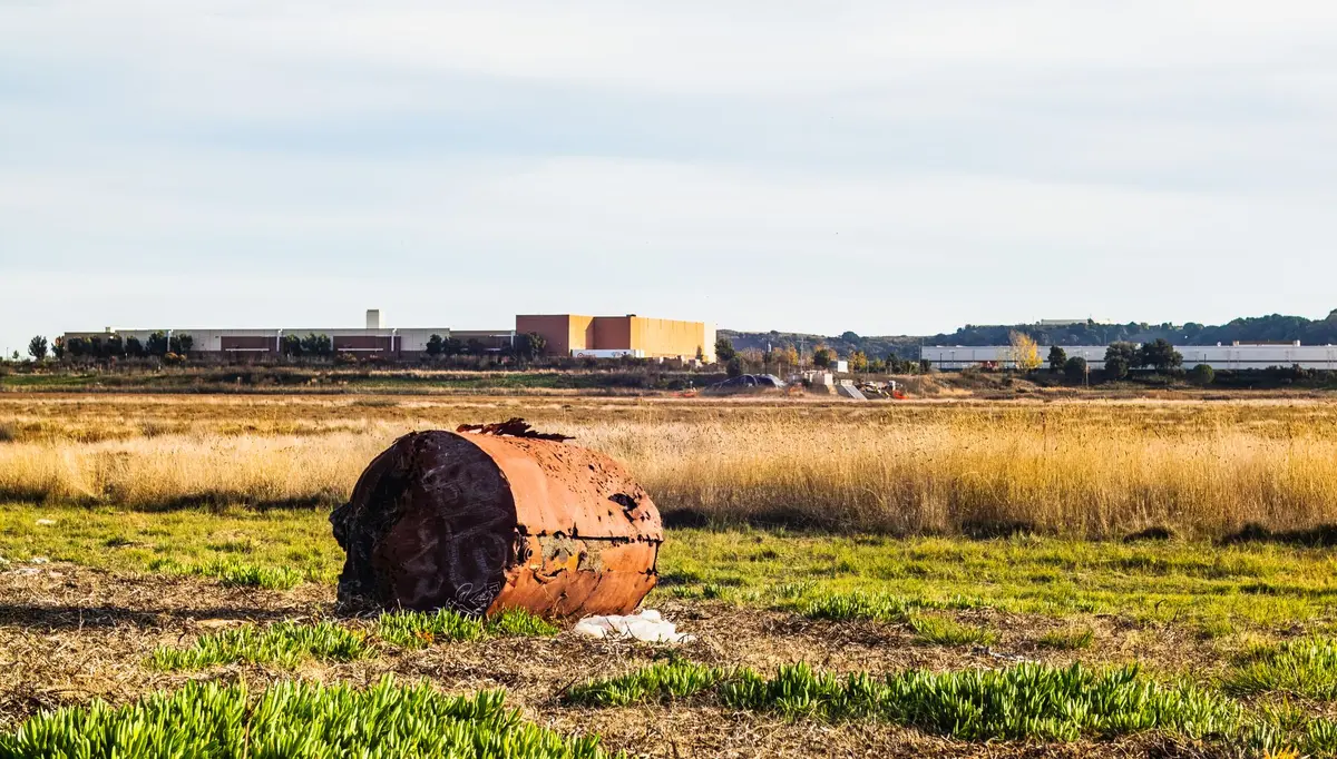 Campi agricoli aridi e inaccessibili con tracce di vecchie infrastrutture di irrigazione abbandonate