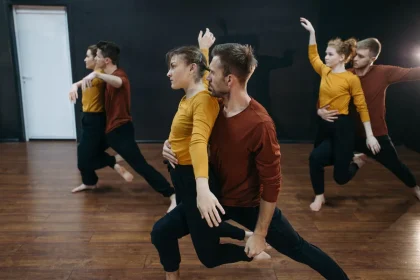 Una coppia in sala prove durante una lezione di danza, concentrati nel movimento