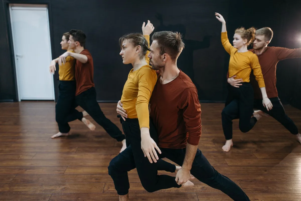 Una coppia in sala prove durante una lezione di danza, concentrati nel movimento