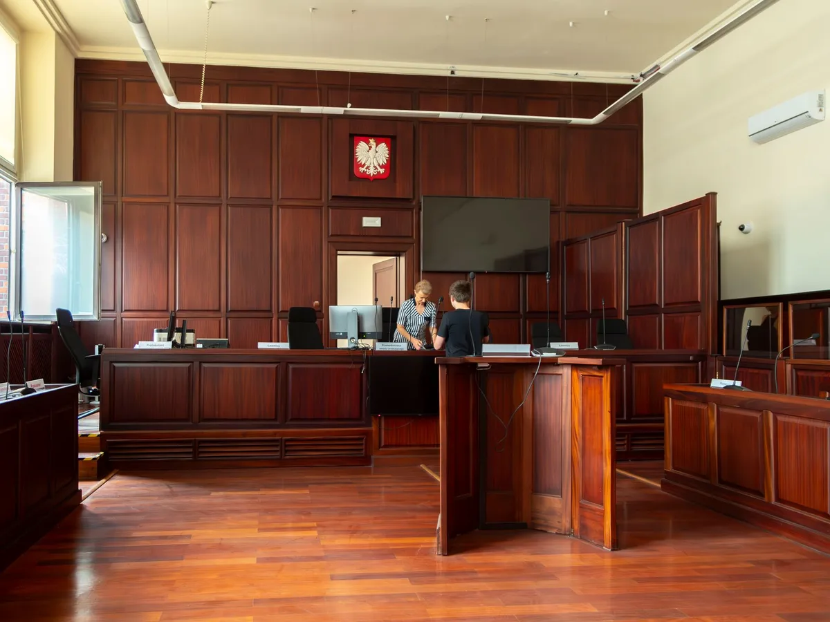 Aula di tribunale durante un procedimento giudiziario