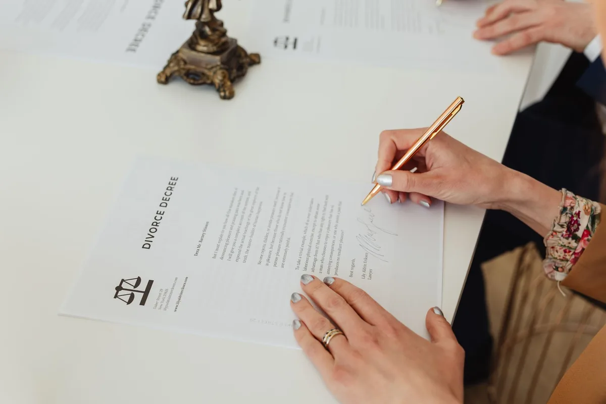 Documenti legali e contratti su una scrivania in uno studio professionale