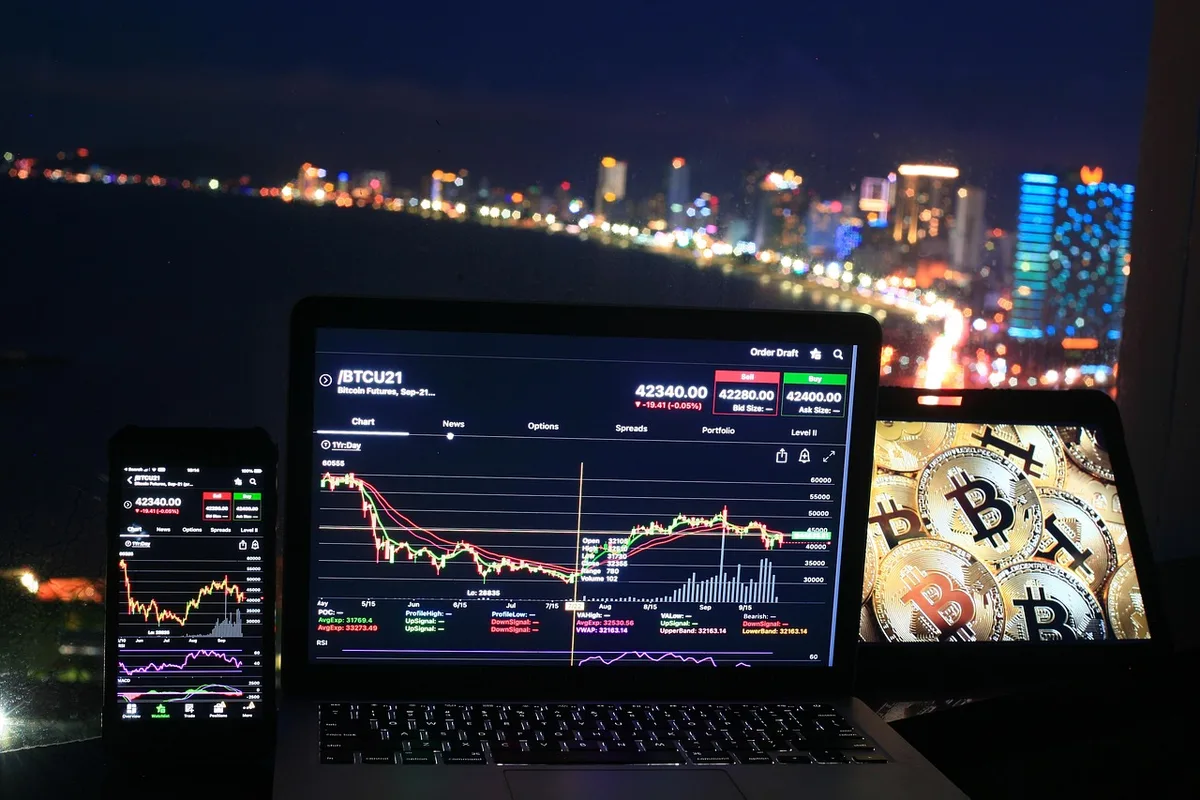 Schermata di trading con grafici di criptovalute e token su mercato digitale