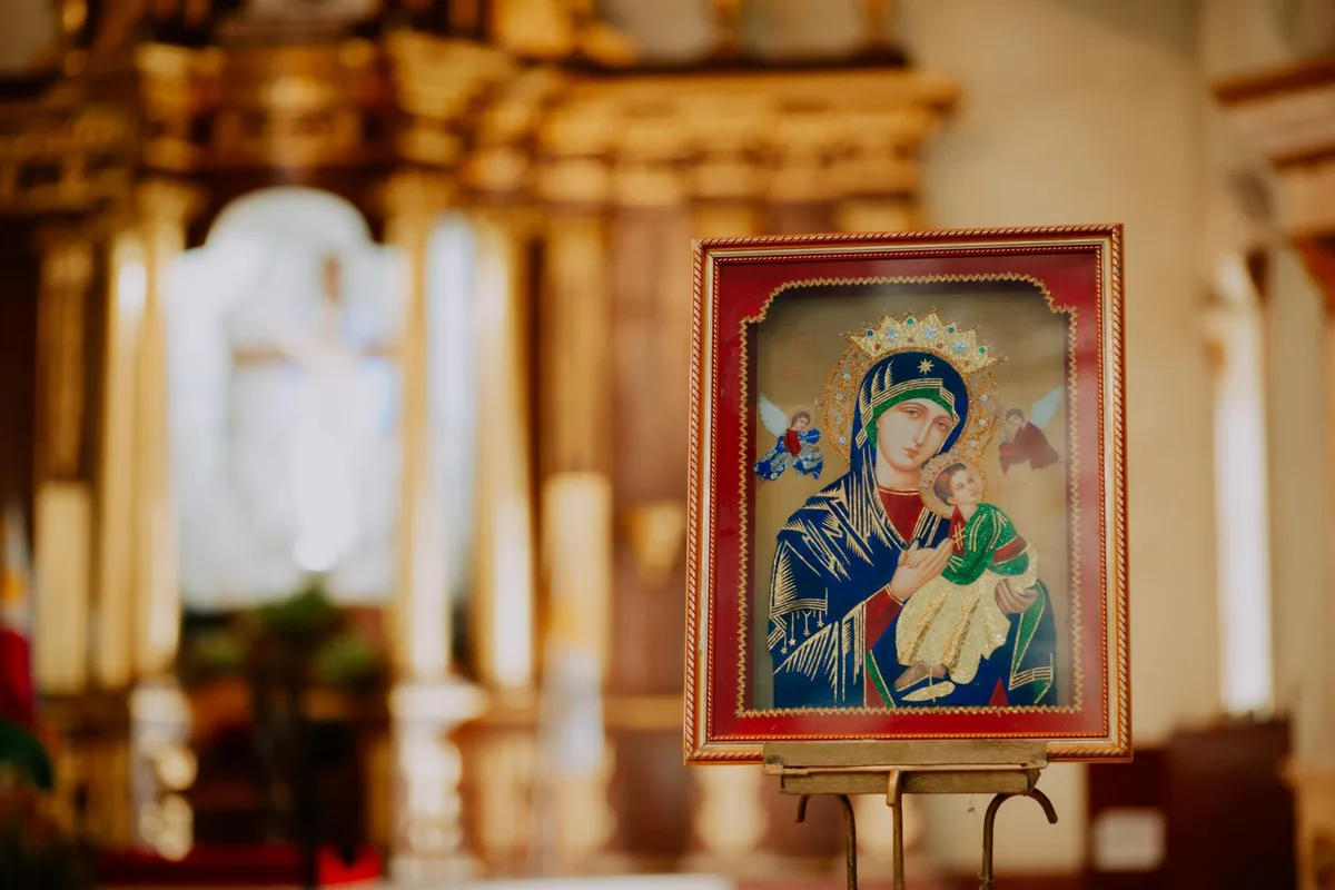 Urna con reliquie di santa in una chiesa medievale durante una cerimonia religiosa
