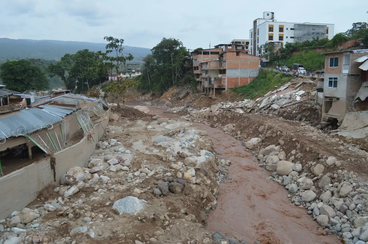 Zona franosa con segni di dissesto geologico su un costone di terra e roccia