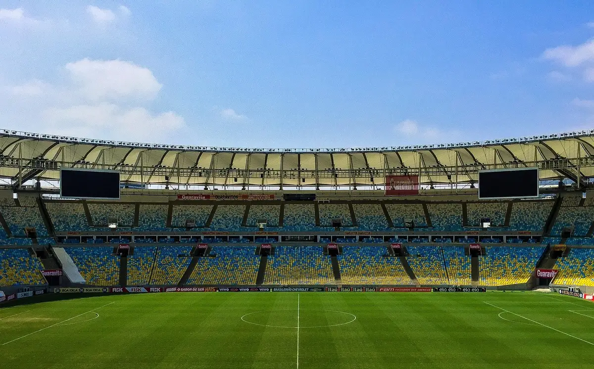 Interno di uno stadio di pallavolo durante una partita internazionale con pubblico