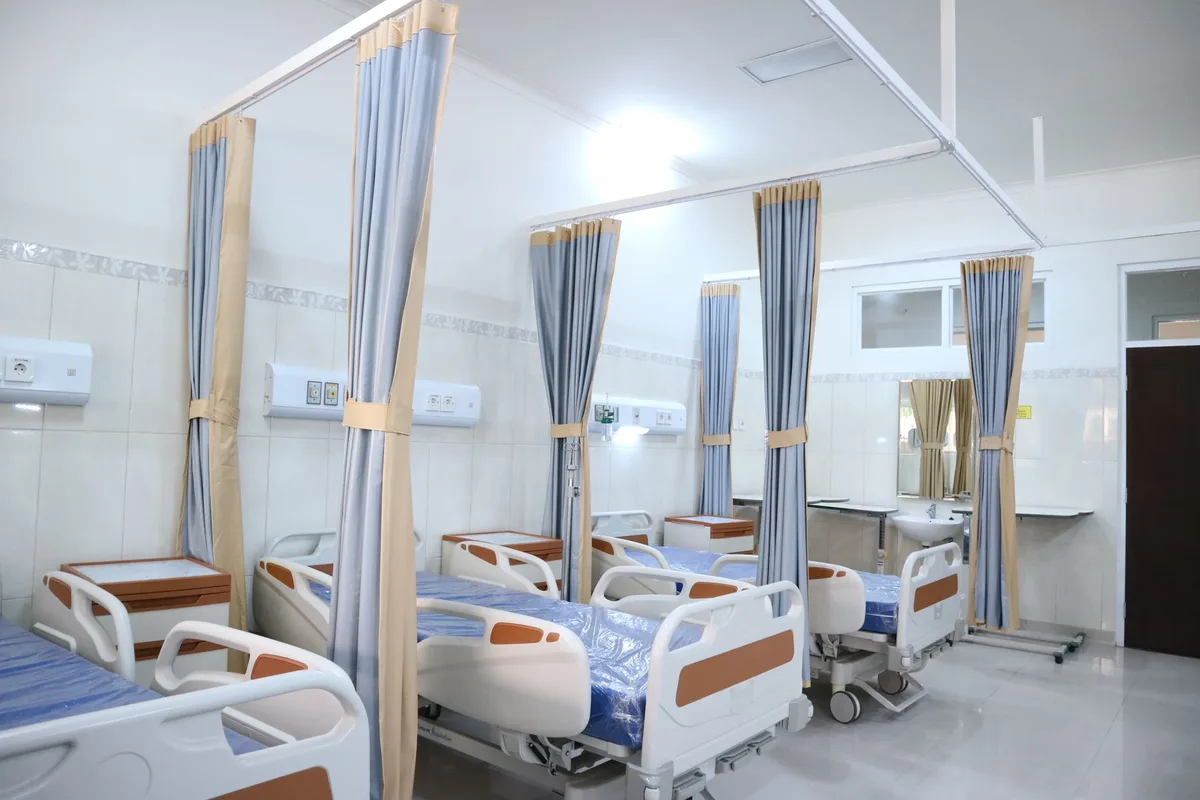 Personale medico in una sala d'emergenza ospedaliera assiste giovani pazienti dopo un'esplosione