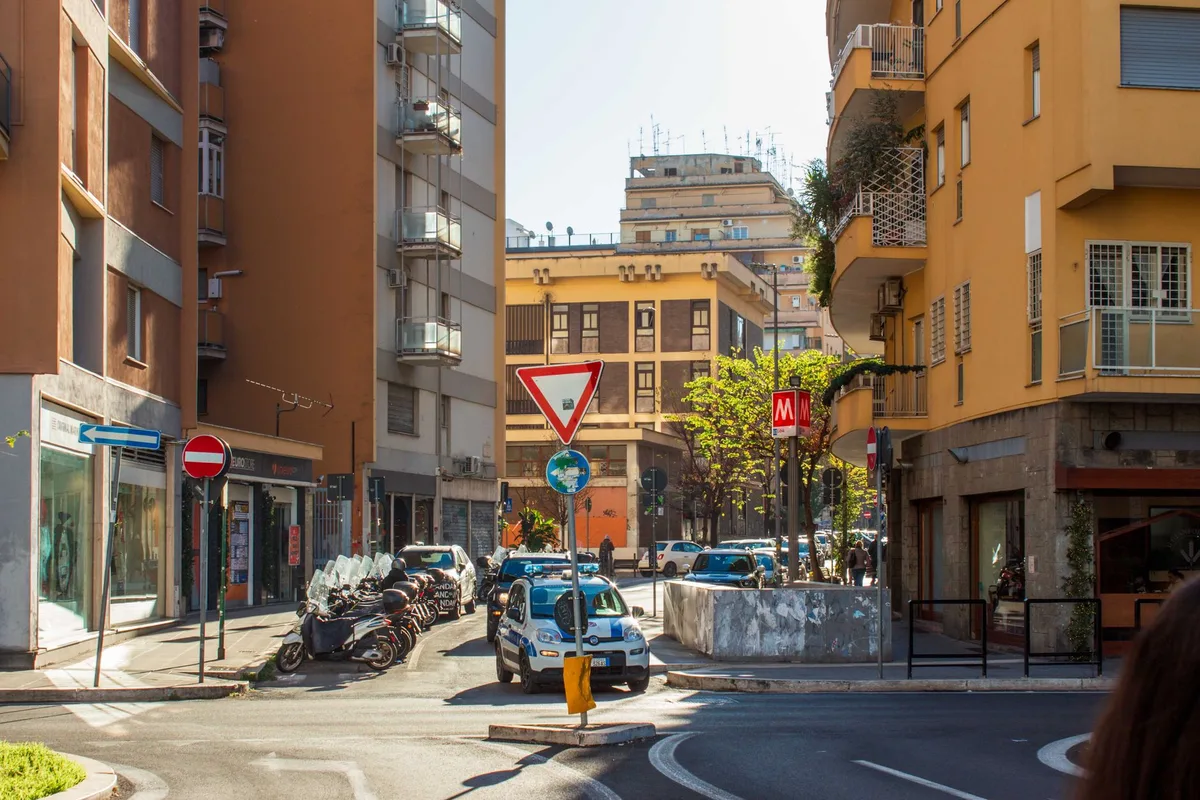 Segnaletica stradale di una Ztl notturna disattivata a Roma ad agosto
