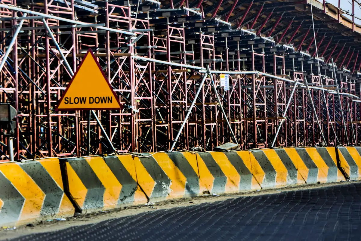 Strade di Roma con barriere di cantiere e modifiche alla circolazione durante i lavori del fine settimana