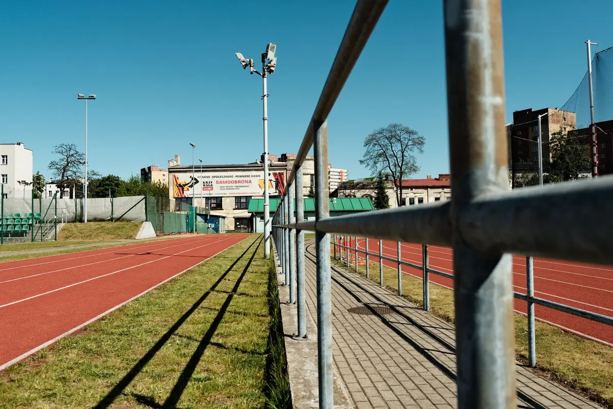 Atleta di getto del peso durante il lancio in uno stadio all'aperto, silhouette anonima.