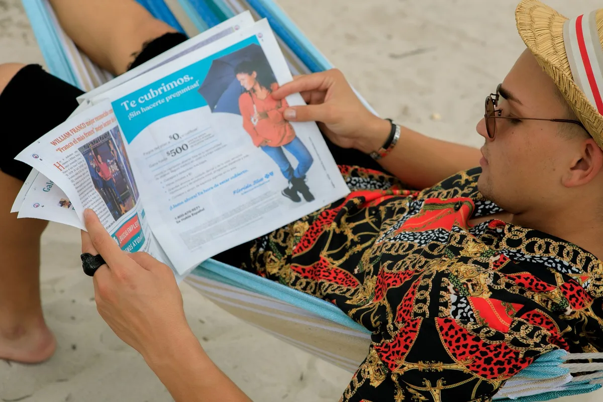 Persona che legge in una spiaggia vacanziera