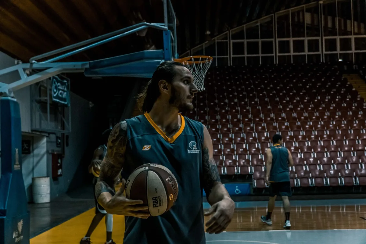 Giocatori di basket professionisti in posa di squadra con divise