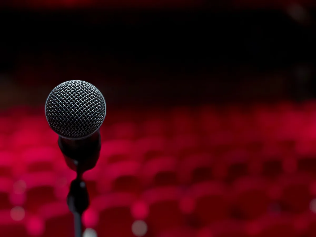Comica sul palco interagisce con il pubblico durante uno spettacolo