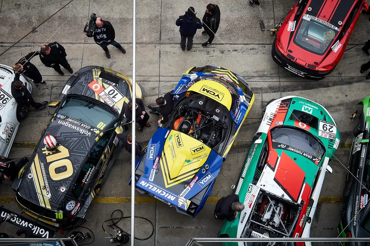 Paddock e box F1 con team rivali durante una gara