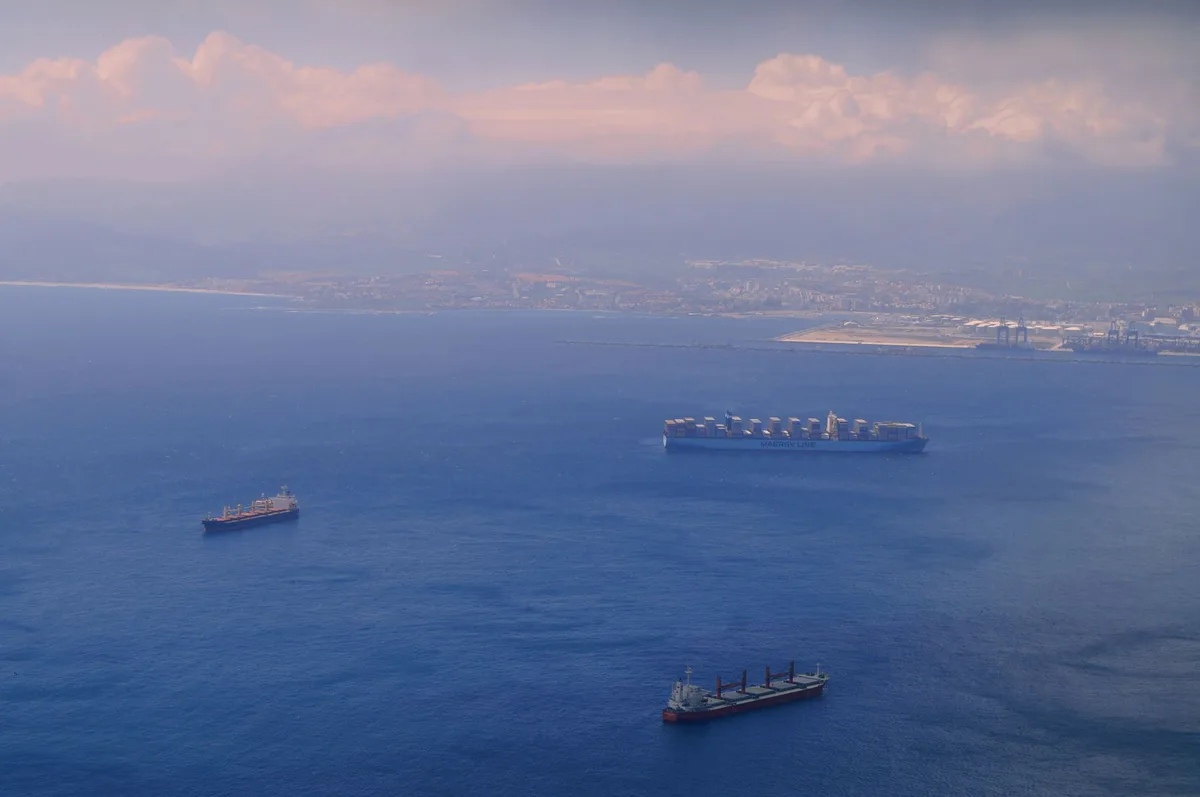 Nave umanitaria in navigazione nel Mediterraneo verso un porto distante
