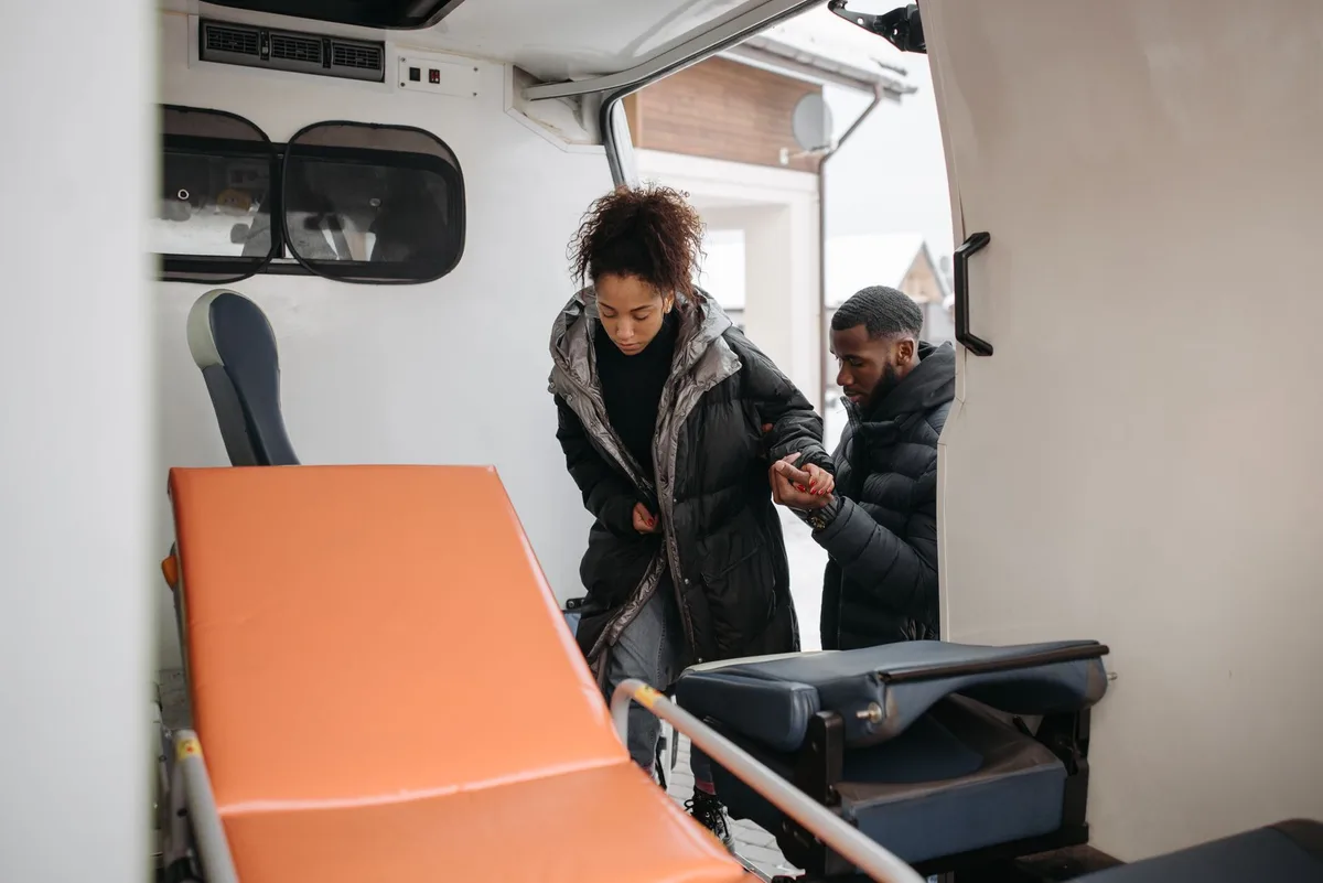 Equipaggio che fornisce assistenza medica a persone vulnerabili recuperate in mare