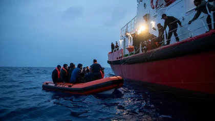 Migranti: intervento notturno al largo salva sei persone, due sono bambini