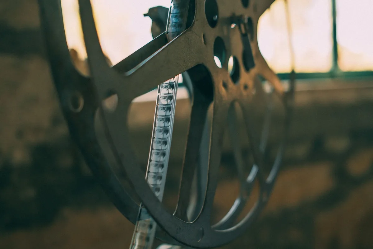 Una bobina di film vintage e proiettore di cinema in una sala buia