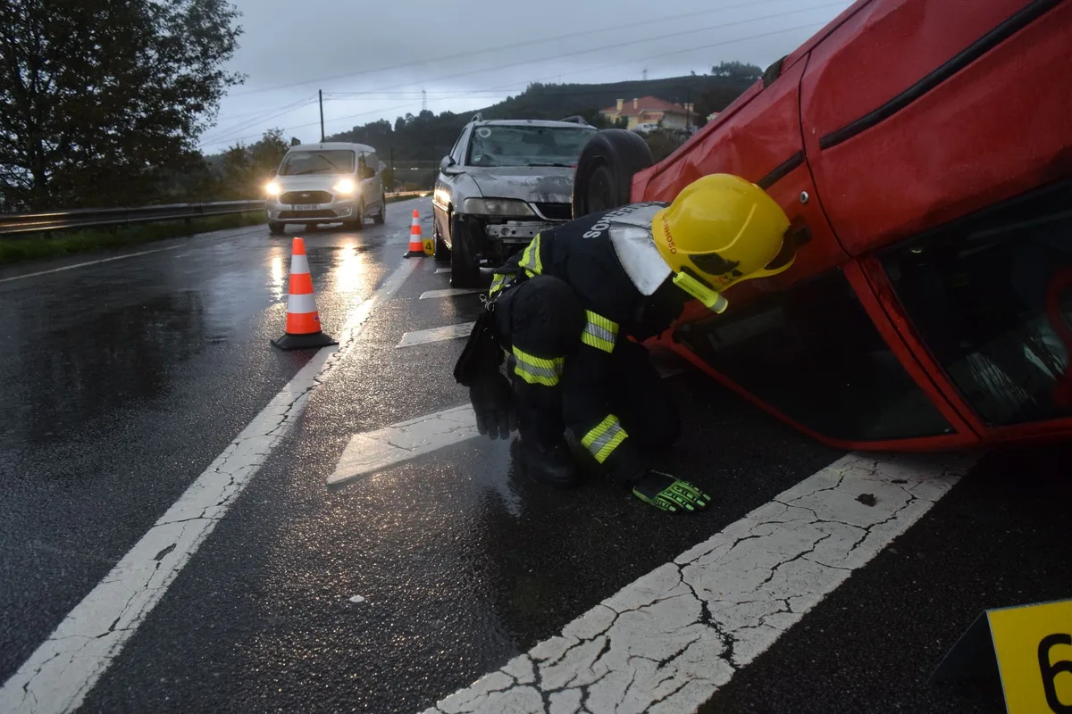 Luogo dell'incidente con rilievi della polizia stradale su strada dipartimentale
