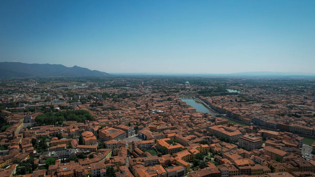 Persone in cerca di riparo dal caldo intenso in una piazza italiana durante le ore centrali