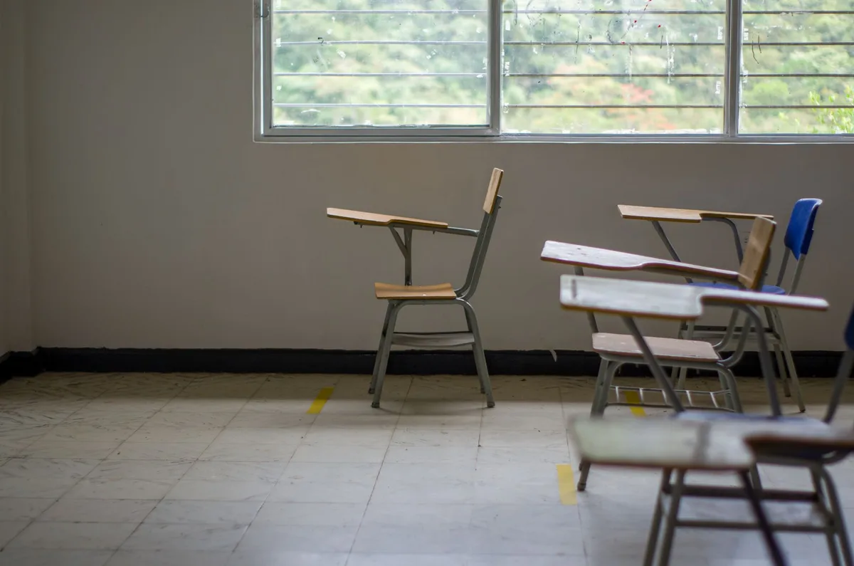 Scuola chiusa con aula vuota, simbolo dei servizi essenziali bloccati dalla ricostruzione ritardata