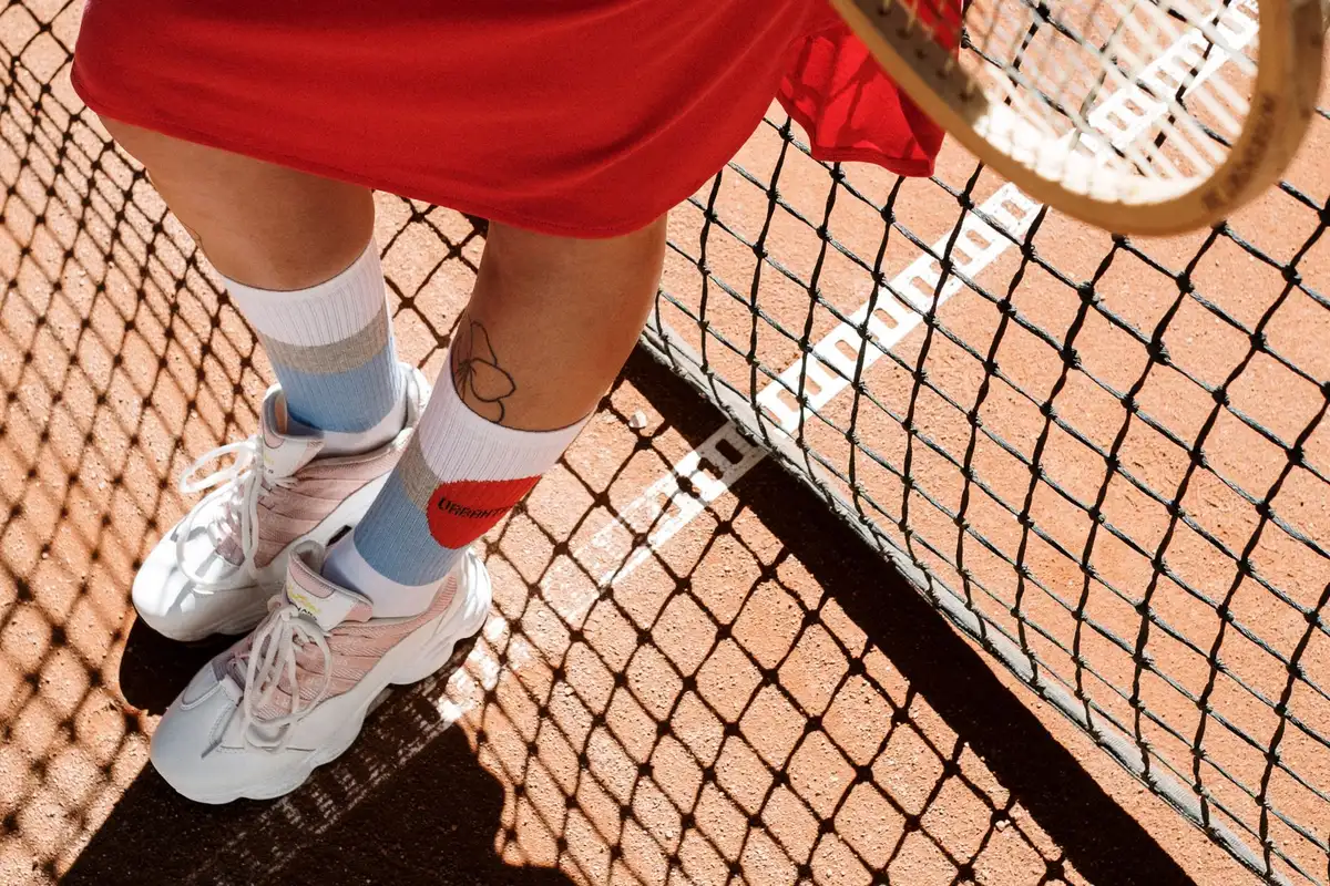 Tennista con problemi fisici durante una partita di tennis
