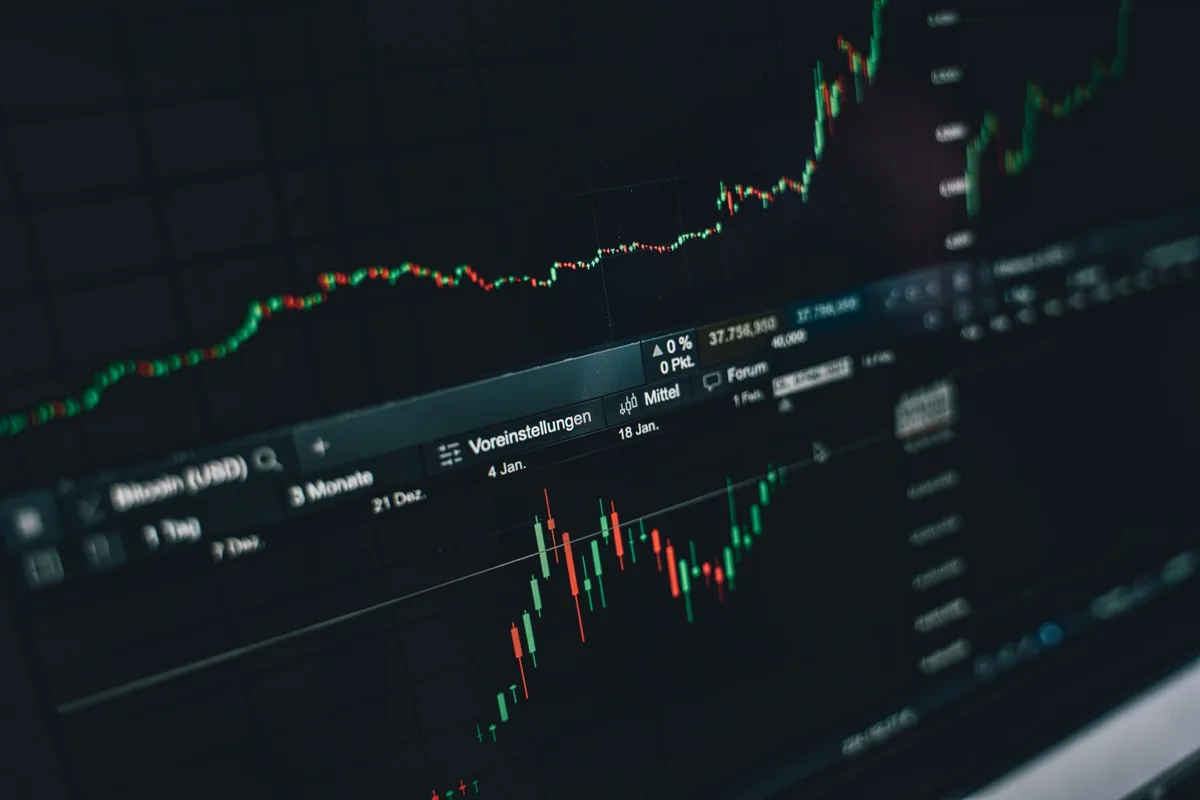 Grafici e dati economici per il monitoraggio dell'evoluzione dei prezzi del petrolio