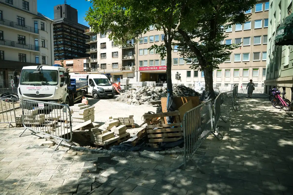Lavori di riqualificazione della piazza con nuove pavimentazioni e aree pedonali