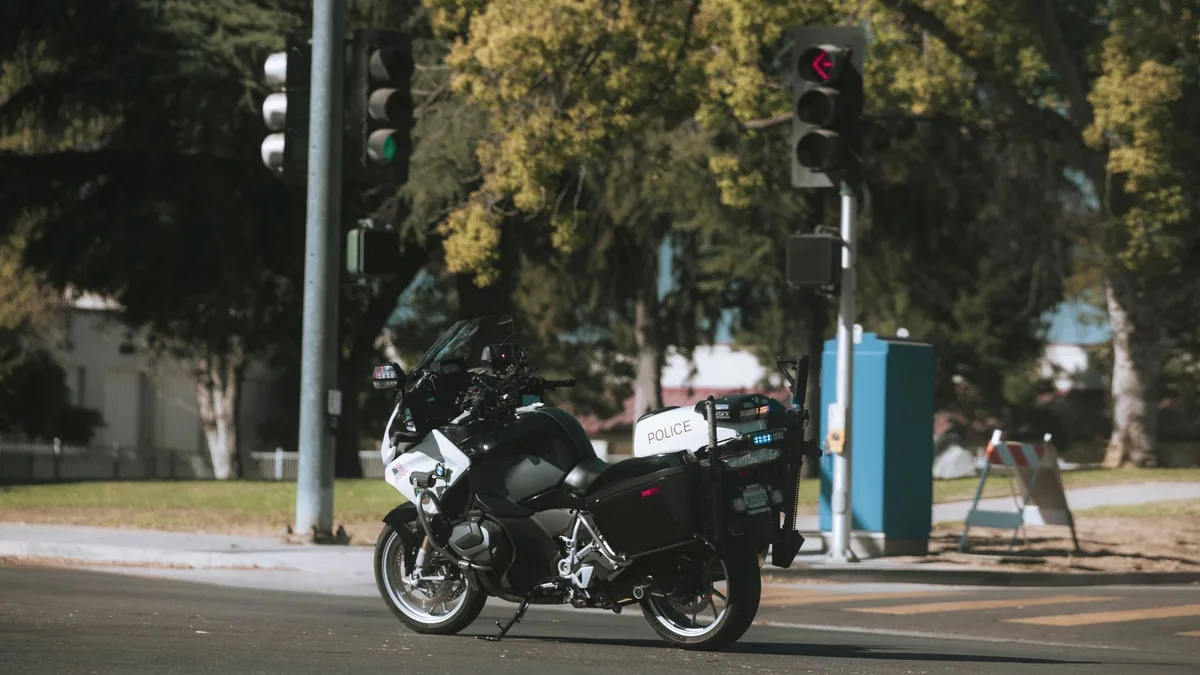 Agenti di polizia locale durante un controllo stradale per la prevenzione dei rischi viari