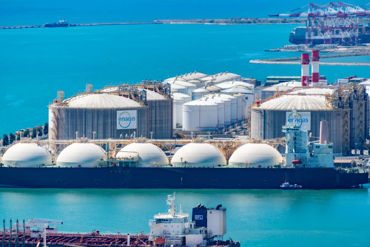 Operazione di bunkeraggio di Gas Naturale Liquefatto tra due navi in porto