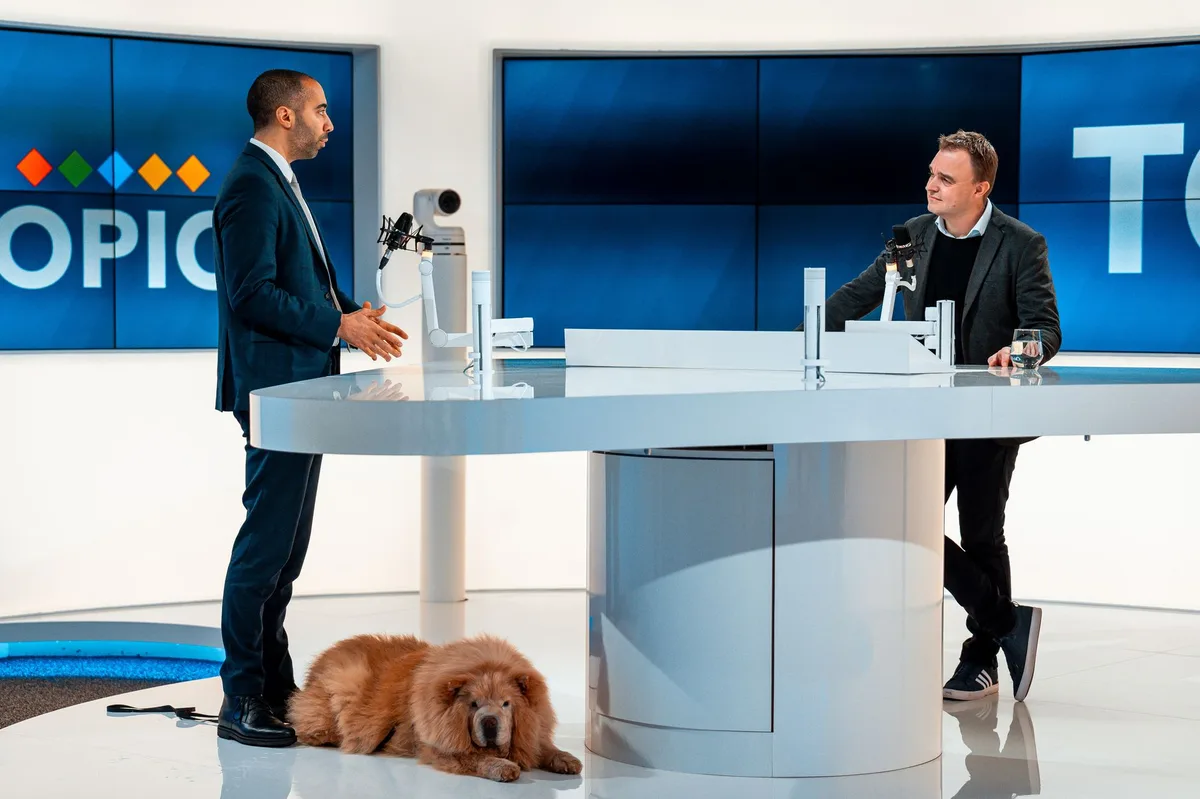 Milly Carlucci durante una conduzione televisiva in studio